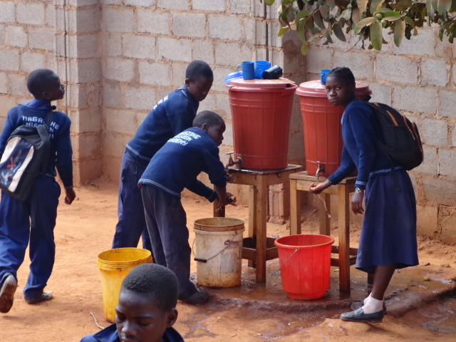 6 Wasserbehälter in der Schule