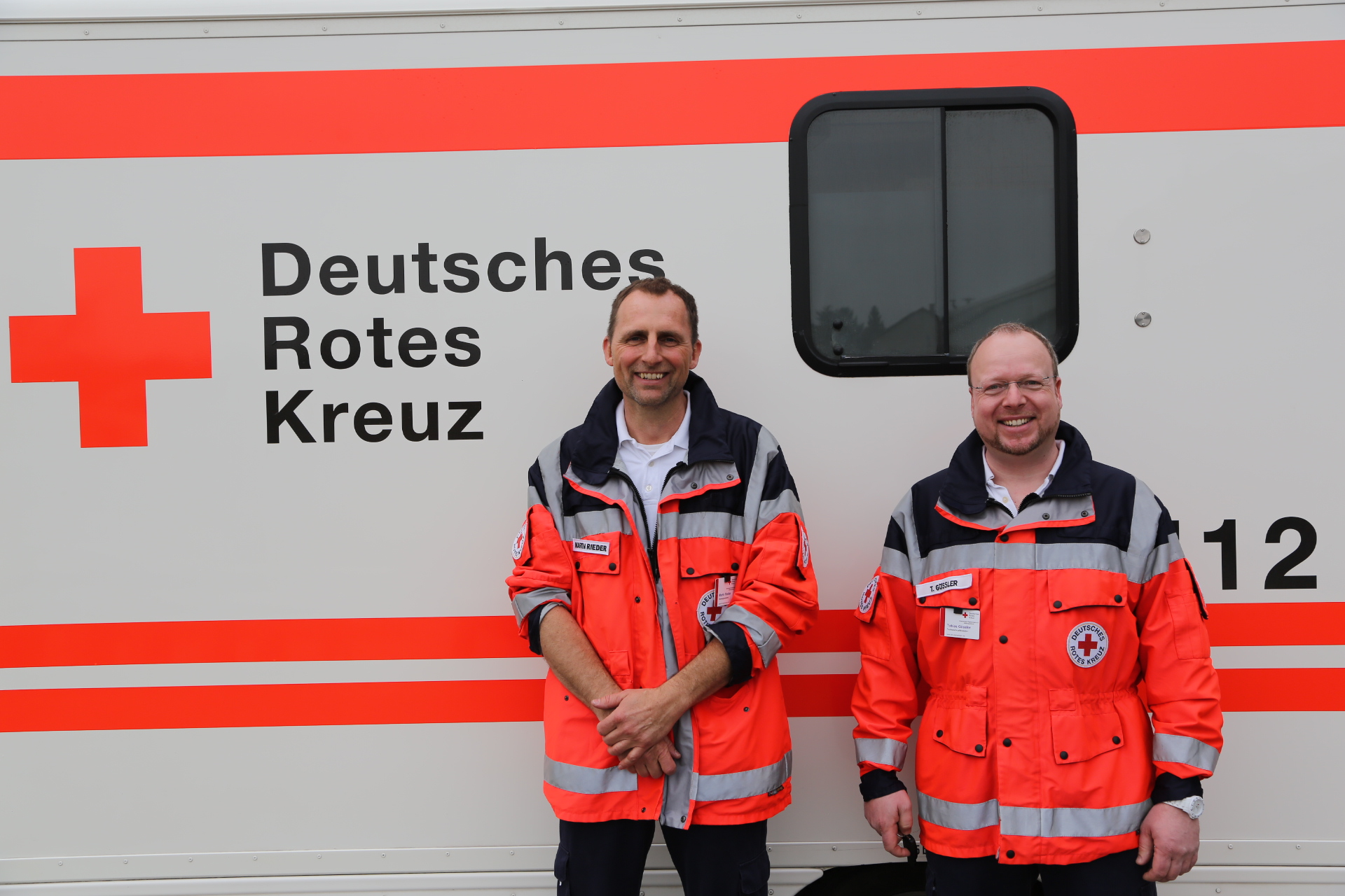 Herr Rieder(l) und Herr Gössler vor dem Rettungswagen.