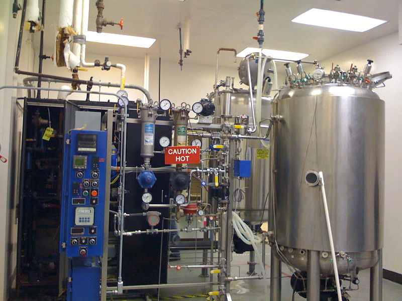 Viele Produkte der roten Biotechnologie werden in Fermentern produziert, wie in dieser Anlage zur Herstellung von Vakzinen