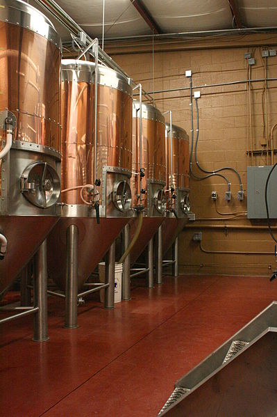 Bei vielen biotechnologischen Anwendungen kommen Fermenter verschiedener Ausführung zum Einsatz, wie zum Beispiel diese Gärbottiche zur Bierherstellung.